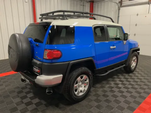 More photos of 2007 Toyota FJ Cruiser at Oakley Auto World, MO