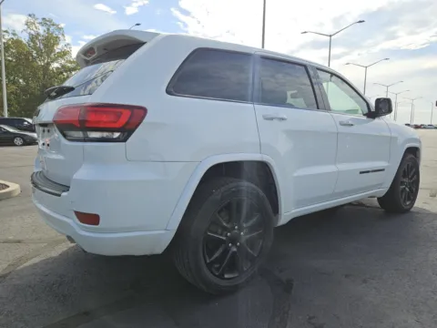 More photos of 2018 Jeep Grand Cherokee Altitude at Oakley Auto World, MO