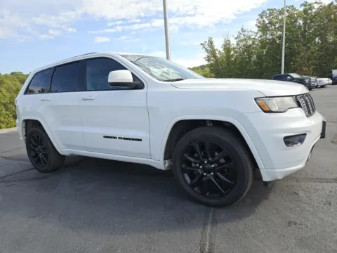 More photos of 2018 Jeep Grand Cherokee Altitude at Oakley Auto World, MO