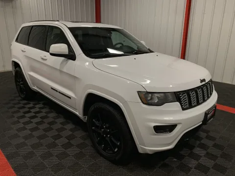 More photos of 2018 Jeep Grand Cherokee Altitude at Oakley Auto World, MO