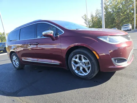 More photos of 2019 Chrysler Pacifica Limited at Oakley Auto World, MO