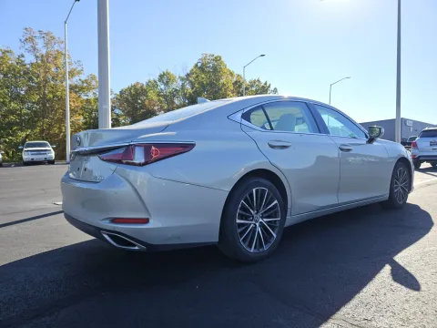 More photos of 2022 Lexus ES 350 at Oakley Auto World, MO