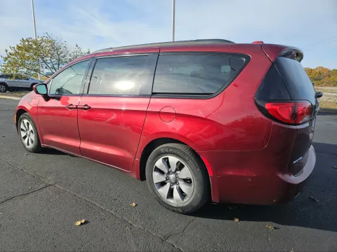Photos of 2018 Chrysler Pacifica Hybrid Limited for sale in Branson West, MO at Oakley Auto World