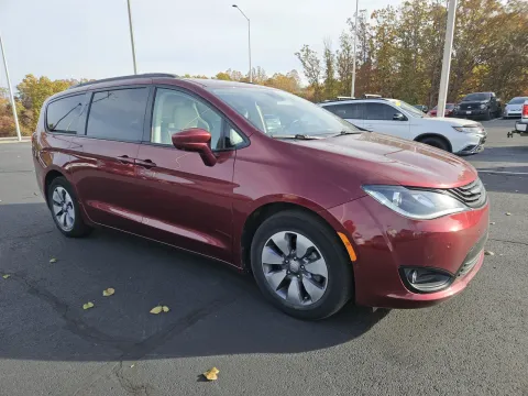 More photos of 2018 Chrysler Pacifica Hybrid Limited at Oakley Auto World, MO