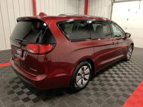 More photos of 2018 Chrysler Pacifica Hybrid Limited at Oakley Auto World, MO