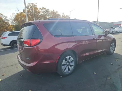 More photos of 2018 Chrysler Pacifica Hybrid Limited at Oakley Auto World, MO
