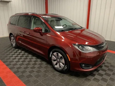 More photos of 2018 Chrysler Pacifica Hybrid Limited at Oakley Auto World, MO