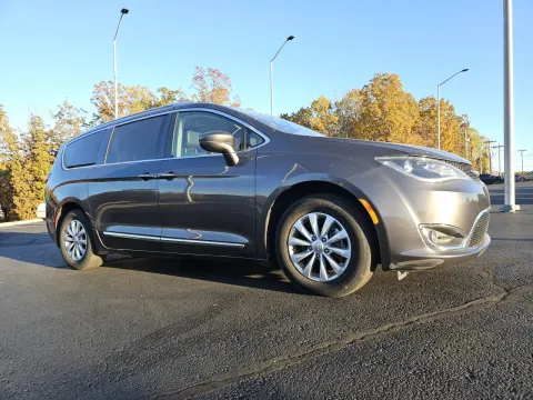 More photos of 2018 Chrysler Pacifica Touring L at Oakley Auto World, MO