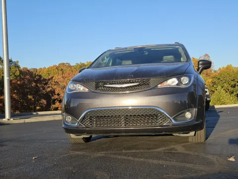 More photos of 2018 Chrysler Pacifica Touring L at Oakley Auto World, MO