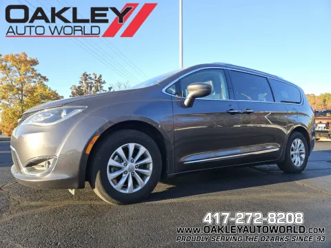 Gray 2018 Chrysler Pacifica Touring L for sale in Branson West, MO
