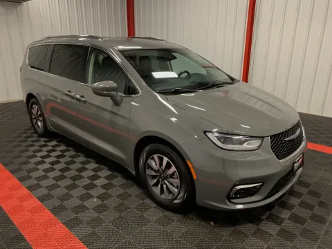 More photos of 2021 Chrysler Pacifica Hybrid Touring L at Oakley Auto World, MO