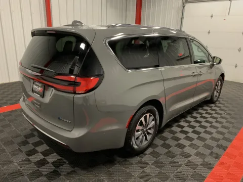 More photos of 2021 Chrysler Pacifica Hybrid Touring L at Oakley Auto World, MO