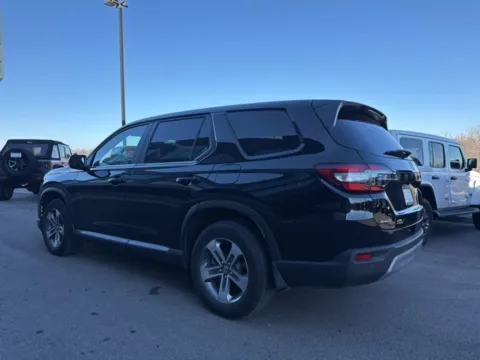 More photos of 2025 Honda Pilot EX-L at Airport Chrysler Dodge Jeep Ram, MO