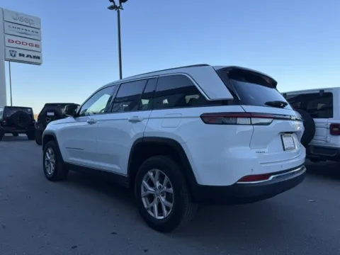 More photos of 2022 Jeep Grand Cherokee Limited at Airport Chrysler Dodge Jeep Ram, MO