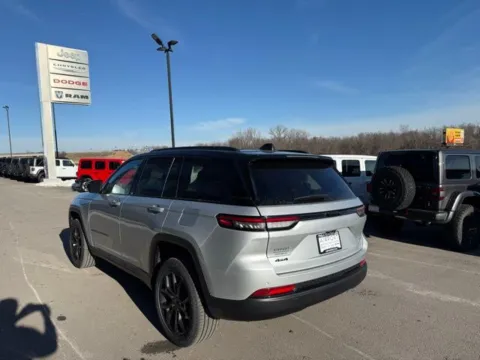 More photos of 2025 Jeep Grand Cherokee Limited at Airport Chrysler Dodge Jeep Ram, MO