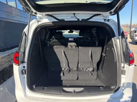 More photos of 2026 Chrysler Pacifica Select at Airport Chrysler Dodge Jeep Ram, MO