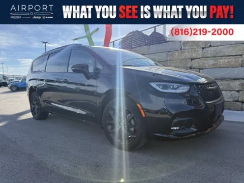 Black 2022 Chrysler Pacifica Touring L for sale in Platte City, MO