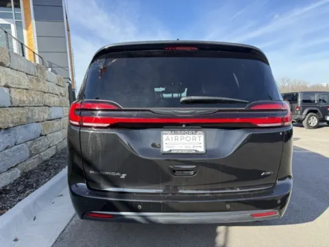 More photos of 2022 Chrysler Pacifica Touring L at Airport Chrysler Dodge Jeep Ram, MO