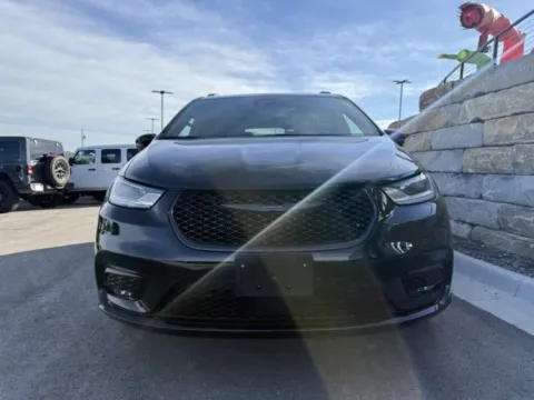 More photos of 2022 Chrysler Pacifica Touring L at Airport Chrysler Dodge Jeep Ram, MO