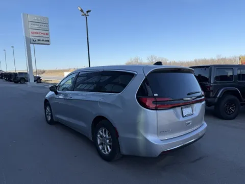More photos of 2024 Chrysler Pacifica Touring L at Airport Chrysler Dodge Jeep Ram, MO
