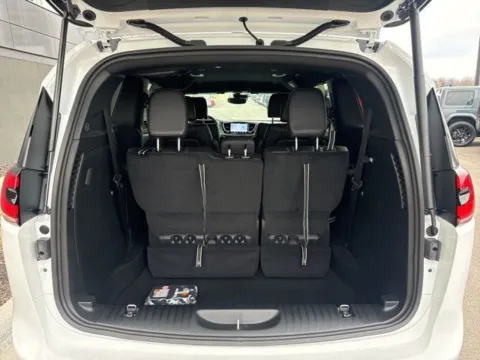 More photos of 2026 Chrysler Pacifica Select at Airport Chrysler Dodge Jeep Ram, MO