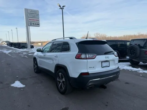 More photos of 2019 Jeep Cherokee Limited at Airport Chrysler Dodge Jeep Ram, MO