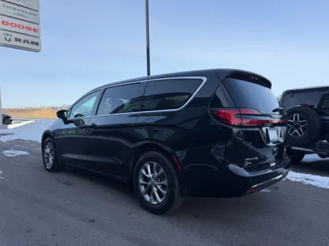 More photos of 2023 Chrysler Pacifica Touring L at Airport Chrysler Dodge Jeep Ram, MO