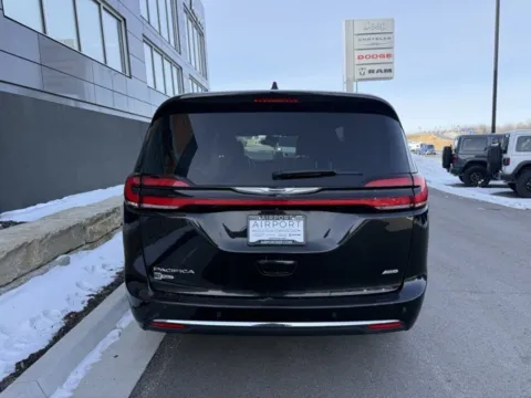 More photos of 2023 Chrysler Pacifica Touring L at Airport Chrysler Dodge Jeep Ram, MO