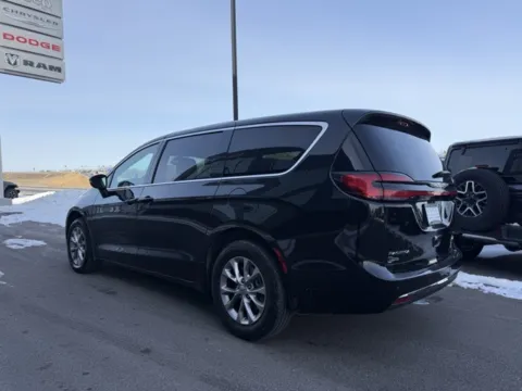 More photos of 2023 Chrysler Pacifica Touring L at Airport Chrysler Dodge Jeep Ram, MO