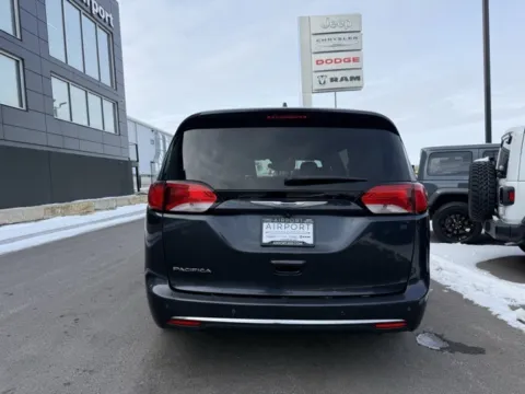 More photos of 2020 Chrysler Pacifica Touring L at Airport Chrysler Dodge Jeep Ram, MO