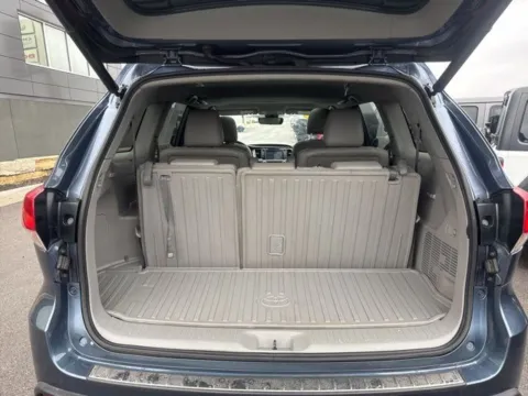 More photos of 2019 Toyota Highlander XLE at Airport Chrysler Dodge Jeep Ram, MO