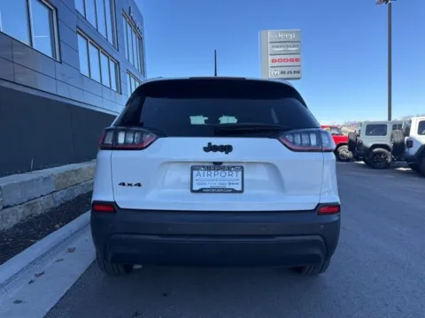 More photos of 2021 Jeep Cherokee Altitude at Airport Chrysler Dodge Jeep Ram, MO