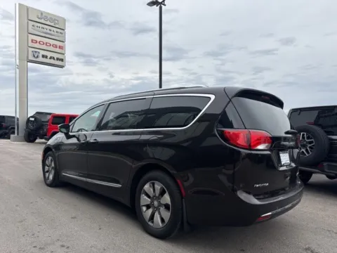 More photos of 2018 Chrysler Pacifica Hybrid Limited at Airport Chrysler Dodge Jeep Ram, MO