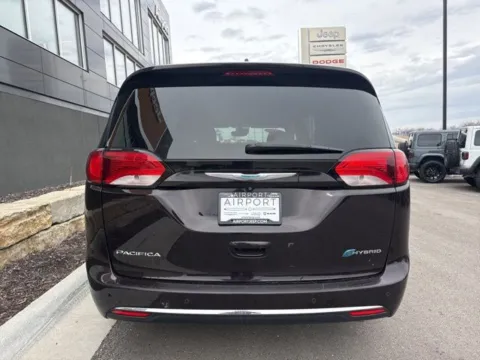 More photos of 2018 Chrysler Pacifica Hybrid Limited at Airport Chrysler Dodge Jeep Ram, MO