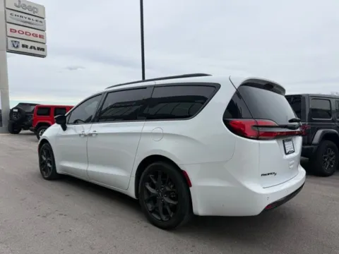 More photos of 2024 Chrysler Pacifica Touring L at Airport Chrysler Dodge Jeep Ram, MO