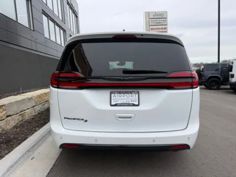 More photos of 2024 Chrysler Pacifica Touring L at Airport Chrysler Dodge Jeep Ram, MO
