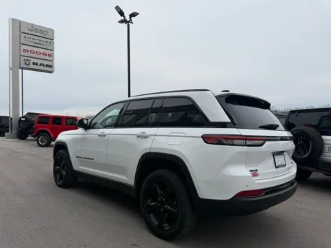 More photos of 2023 Jeep Grand Cherokee Limited at Airport Chrysler Dodge Jeep Ram, MO