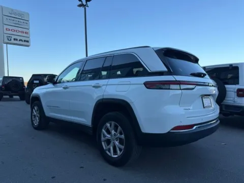 More photos of 2022 Jeep Grand Cherokee Limited at Airport Chrysler Dodge Jeep Ram, MO