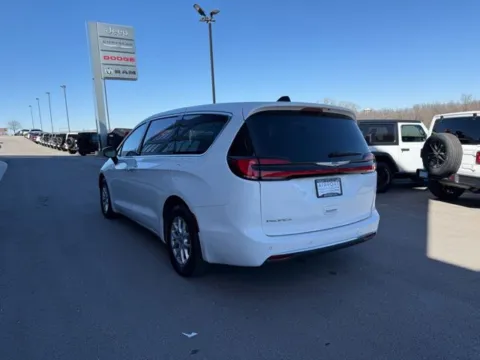 More photos of 2023 Chrysler Pacifica Touring L at Airport Chrysler Dodge Jeep Ram, MO