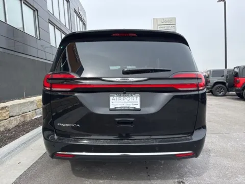 More photos of 2026 Chrysler Pacifica Select at Airport Chrysler Dodge Jeep Ram, MO