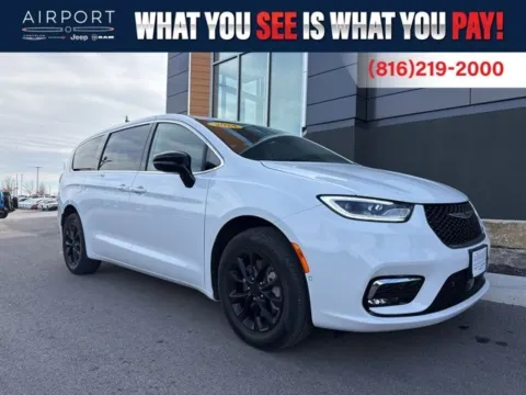 White 2024 Chrysler Pacifica Touring L for sale in Platte City, MO