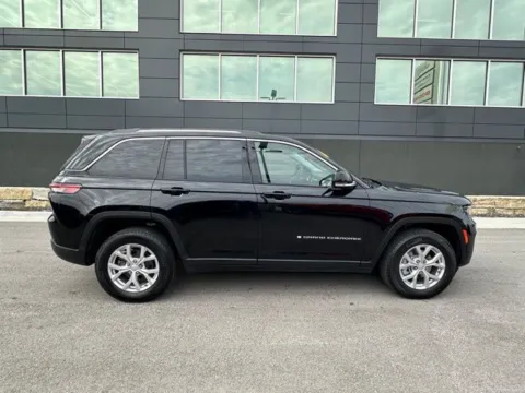 More photos of 2023 Jeep Grand Cherokee Limited at Airport Chrysler Dodge Jeep Ram, MO