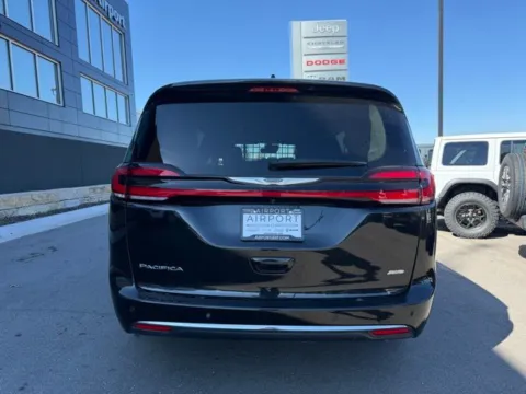 More photos of 2023 Chrysler Pacifica Touring L at Airport Chrysler Dodge Jeep Ram, MO