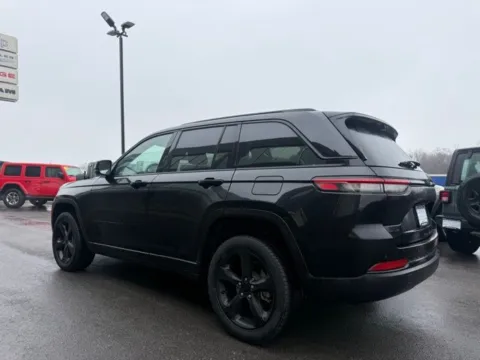 More photos of 2023 Jeep Grand Cherokee Limited at Airport Chrysler Dodge Jeep Ram, MO