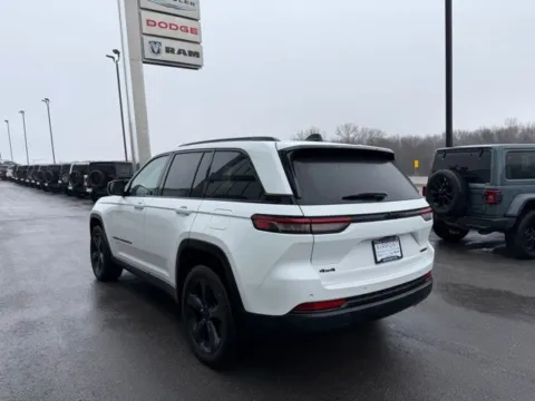 More photos of 2023 Jeep Grand Cherokee Limited at Airport Chrysler Dodge Jeep Ram, MO