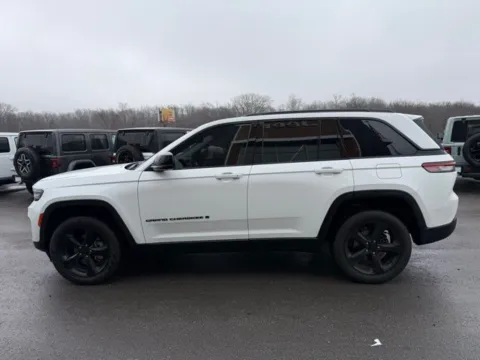 More photos of 2023 Jeep Grand Cherokee Limited at Airport Chrysler Dodge Jeep Ram, MO