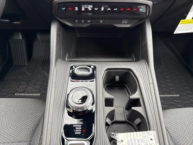 2026 Jeep Cherokee Laredo - Photo 16