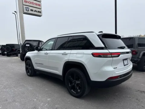 More photos of 2023 Jeep Grand Cherokee Altitude at Airport Chrysler Dodge Jeep Ram, MO
