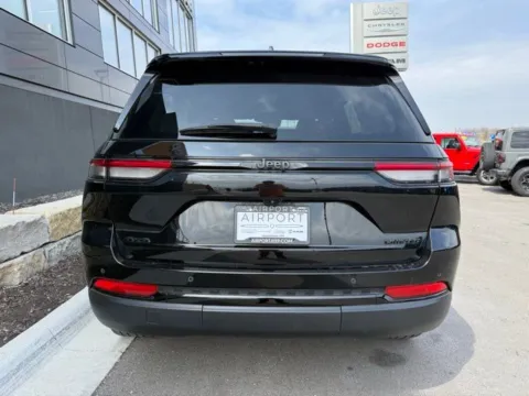 More photos of 2023 Jeep Grand Cherokee Limited at Airport Chrysler Dodge Jeep Ram, MO