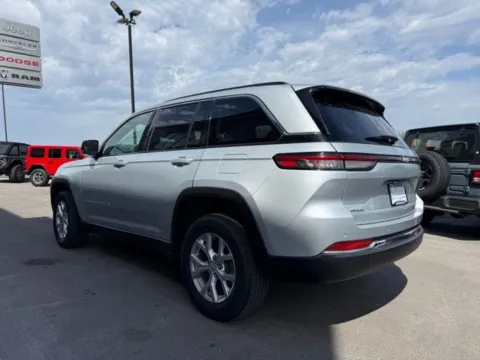 More photos of 2023 Jeep Grand Cherokee Limited at Airport Chrysler Dodge Jeep Ram, MO